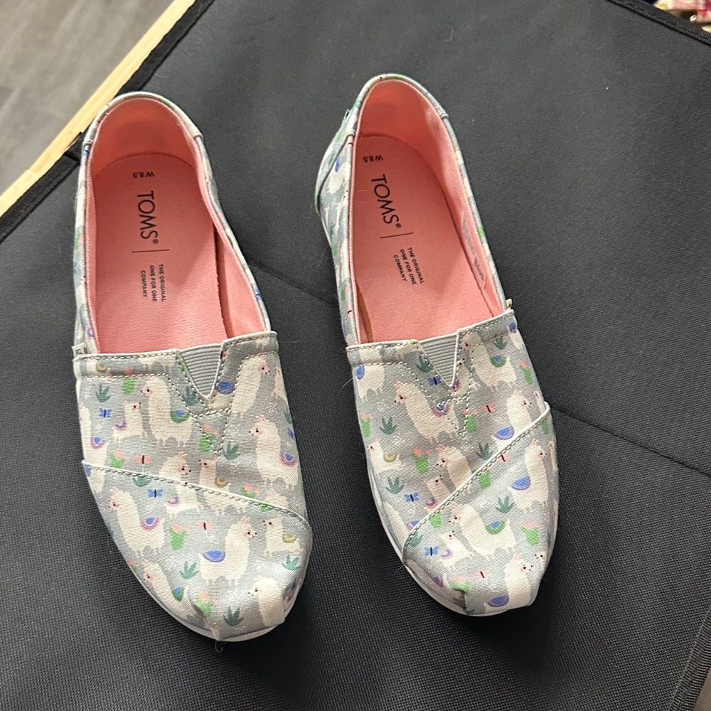 TOMS Women's Gray Llama Print Slip-Ons with Pink Insole EUC